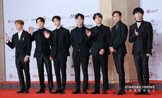 Gambar Foto GOT7 kompak memakai setelan hitam di Asia Artist Awards 2018.