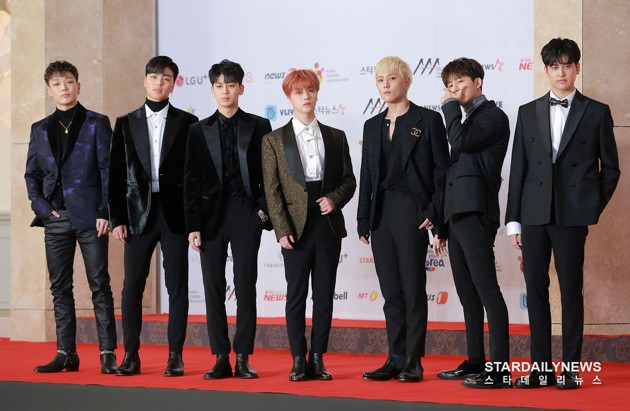 Gambar Foto iKON datang ala fashionista di Asia Artist Awards 2018.