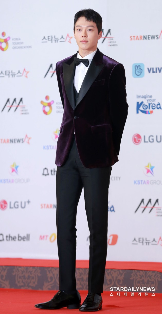 Gambar Foto Jang Ki Yong tampil ganteng memakai jas nuansa ungu di Asia Artist Awards 2018.