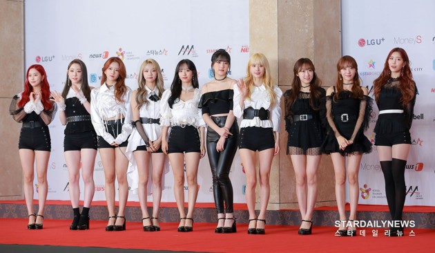 Gambar Foto Cosmic Girls mempesona dengan kostum dominasi hitam putih di Asia Artist Awards 2018.