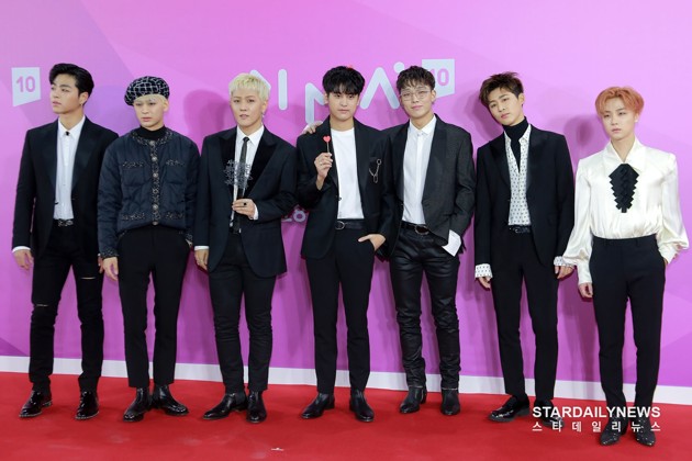 Gambar Foto iKON di Red Carpet Melon Music Awards 2018