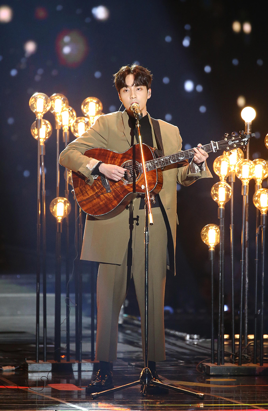 Gambar Foto Penampilan Roy Kim di Melon Music Awards 2018