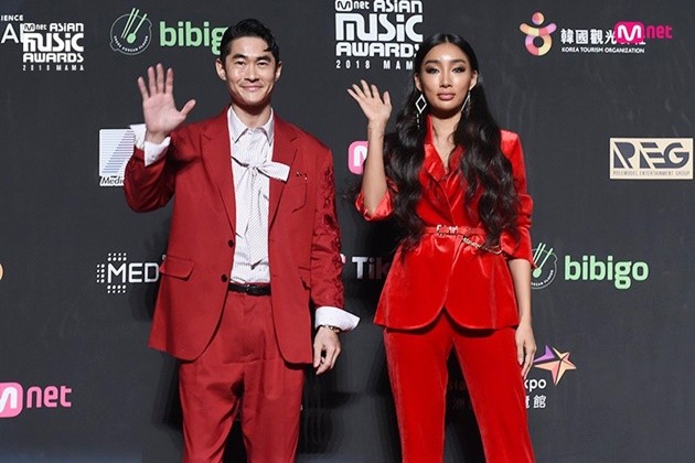 Gambar Foto Bae Jung Nam dan Moon Gabi hadir di red carpet MAMA 2018 Hong Kong.