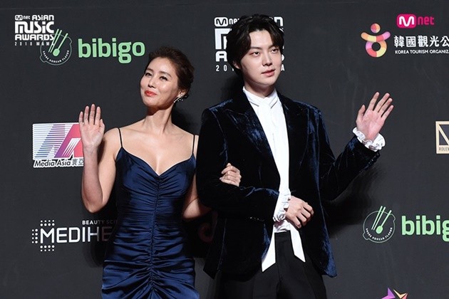 Gambar Foto Kim Sung Ryung dan Ahn Jae Hyun hadir di red carpet MAMA 2018 Hong Kong.