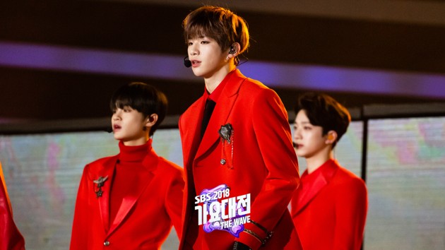 Gambar Foto Wanna One Menawan Kenakan Kostum Warna Merah di SBS Gayo Daejun 2018