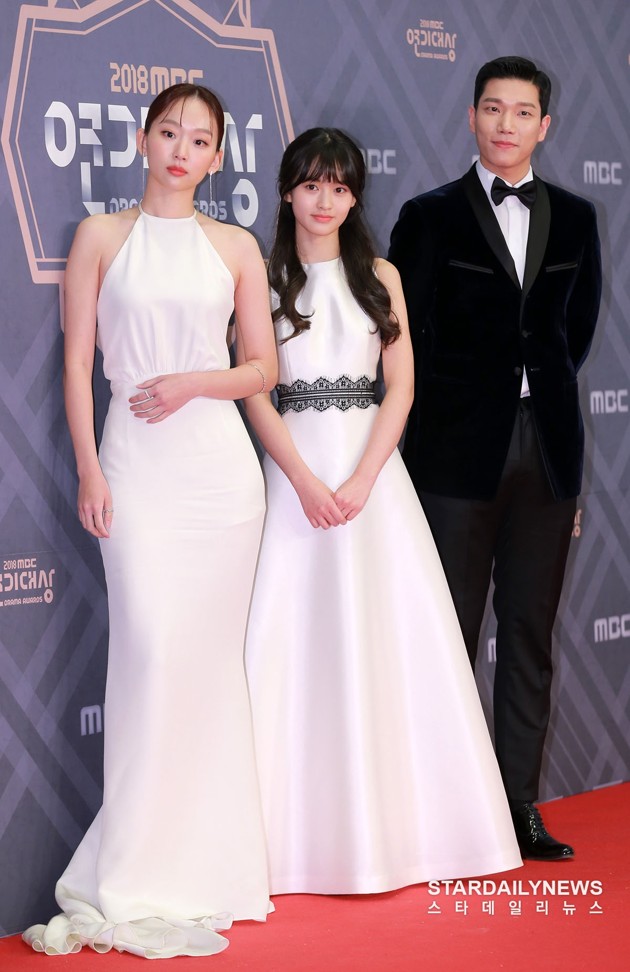 Gambar Foto Drama 'Come and Hug Me' Hadir diwakili oleh Jin Ki Joo, Ryu Han Bi dan Kim Kyung Nam di Red Carpet MBC Drama Awards 2018