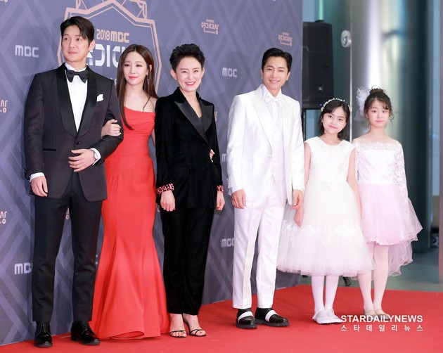 Gambar Foto Tim Drama 'Hide and Seek' di Red Carpet MBC Drama Awards 2018