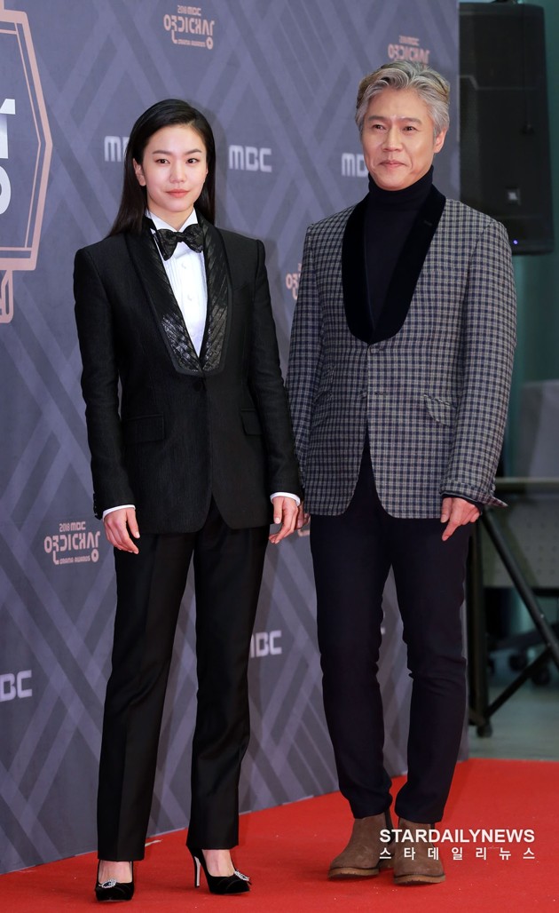Gambar Foto Lee Seol dan Park Ho San di Red Carpet MBC Drama Awards 2018