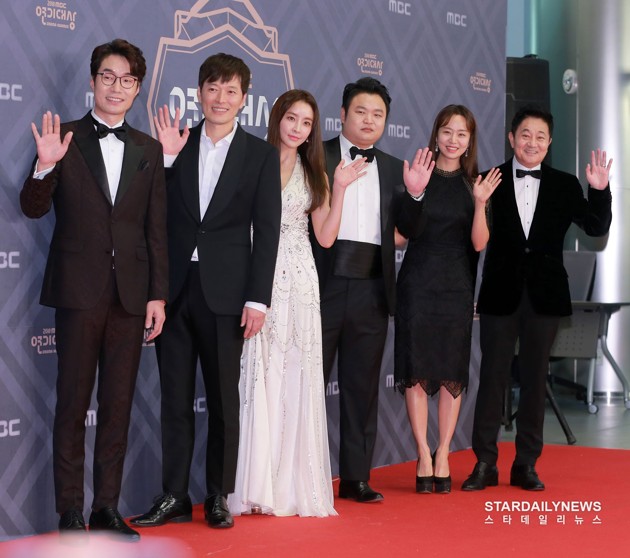 Gambar Foto Tim Drama 'Partners for Justice' di Red Carpet MBC Drama Awards 2018
