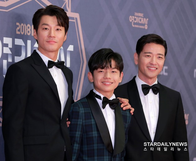 Gambar Foto Wakili Drama 'A Pledge to God' Lee Chun Hee, Wang Suk Hyun dan Bae Soo Bin Tampil Keren di Red Carpet MBC Drama Awards 2018