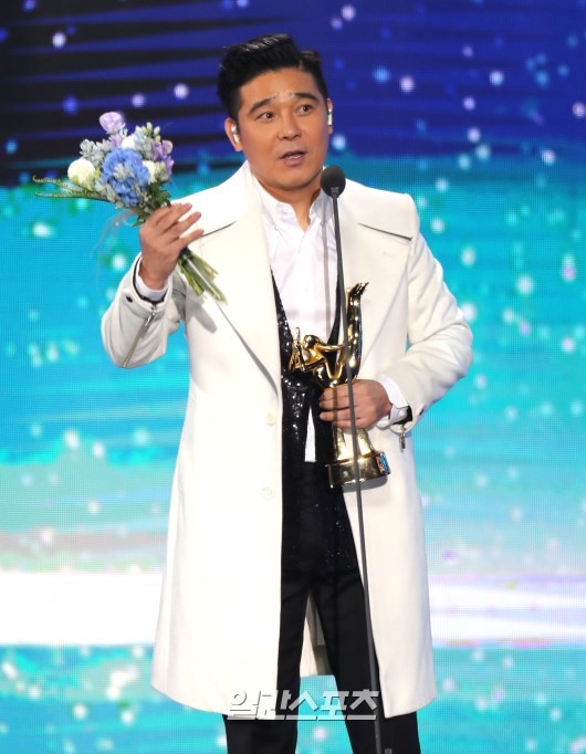 Gambar Foto Lim Chang Jung sukses meraih piala Best Ballad di Golden Disc Awards 2019 divisi digital.