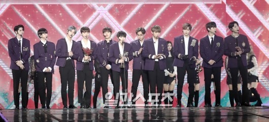 Gambar Foto Wanna One meraih piala Bonsang di Golden Disc Awards 2019 divisi album fisik.
