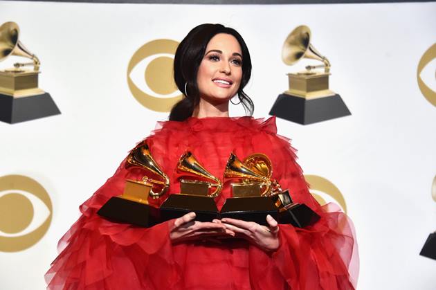 Gambar Foto Kacey Musgraves Berhasil Bawa Pulang 3 Piala Grammy Awards 2019