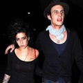Amy Winehouse dan Blake Fielder-Civil keluar dari Hotel Sanderson, London dengan berdarah (2007)