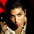Amy Winehouse menandatangani kontrak dengan Island Records sejak usia 16 tahun