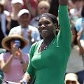 Serena Williams melambai kepada penonton setelah mengalahkan Marion Bartoli di final