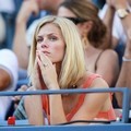 Model Brooklyn Decker menyaksikan suaminya, Andy Roddick saat menghadapi Rafael Nadal
