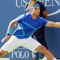 Rafael Nadal berusa mengembalikan bola dari Novak Djokovic