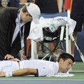 Novak Djokovid mendapat perawatan dari pelatihnya di sela-sela pertandingan