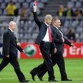 Pelatih Arsenal, Arsene Wenger, mendapat pengawalan petugas UEFA menuju tribun penonton