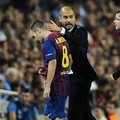Pelath Barcelona, Pep Guardiola, memberikan semangat kepada Iniesta saat ditarik karena cedera