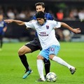 Gelandang Trabzonspor, Gustavo Colman (putih), berebut bola dengan Javier Zanetti dari Inter Milan