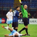 Pemain Inter, Mauro Zarate, mendapat kartu kuning