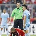 Striker Manchester City, Sergio Aguero, mendapat kartu kuning