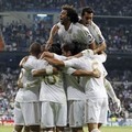 Para pemain Real Madrid merayakan gol Karim Benzema ke gawang Lyon