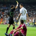 Cristiano Ronaldo mendapat kartu kuning dari wasit Cakir Cuneyt  usai melanggar Anthony Reveillere