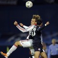 Pemain Ajax Amsterdam, Dmitri Bulykin (kiri) berebut bola dengan pemain Dinamo Zagreb, Tonel