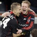 Duo pemain Leverkusen, Michal Kadlec dan Andre Schuerrle, bersorak merayakan gol ke gawang Valencia