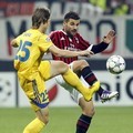 Pemain AC Milan, Antonio Nocerino (kanan), berebut bola dengan Dmitri Baga dari BATE Borisov