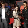 Robert Pattinson, Kristen Stewart dan Taylor Lautner tunjukkan bukti cap tangan mereka