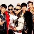 Big Bang dengan Piala di MTV EMA 2011