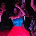 Selena Gomez menari di atas lantai dansa