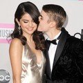 Ciuman Mesra Justin Bieber pada Selena Gomez di Red Carpet AMA 2011