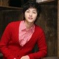 Song Joong Ki Terlihat Menarik dengan Cardigan Merah