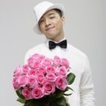 Taeyang Tampil Romantis dengan Bunga Mawar