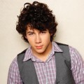 Nick Jonas Terlihat Imut dengan Rambut Ikalnya