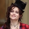 Helena Bonham Carter Berpose dengan Medali 'Commander of The British Empire' di Upacara Pentahbisan