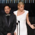 Robert Downey Jr. dan Gwyneth Paltrow di Panggung Oscar 2012