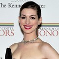Anne Hathaway Hadir di Kennedy Center Honors 2011