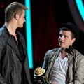 Alexander Ludwig dan Josh Hutcherson Terima Penghargaan Best Fight Melalui Film 'The Hunger Games'
