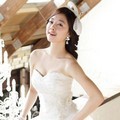 Hong Soo Ah Berpose Dengan Busana pengantin