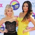 Ashley Benson dan Shay Mitchell Hadir di Teen Choice Awards 2012