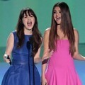 Zooey Deschanel dan Selena Gomez di Teen Choice Awards 2012