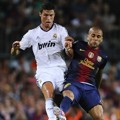 Cristiano Ronaldo Berebut Bola Dengan Daniel Alves