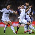 Lionel Messi Dikepung Oleh Pemain Real Madrid di Laga El Clasico Supercopa 2012-2013