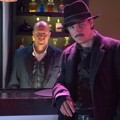 Woody Harrelson Sebagai The Bartender dan Josh Hartnett Sebagai The Drifter